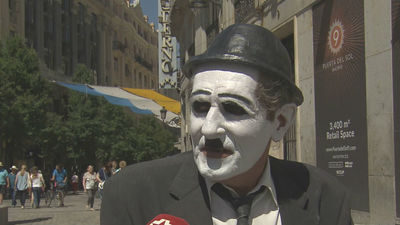 La Policía retira las estatuas humanas de Sol y hace que los mimos se descubran