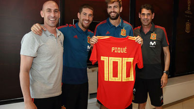 Homenaje a Piqué por sus cien partidos con España