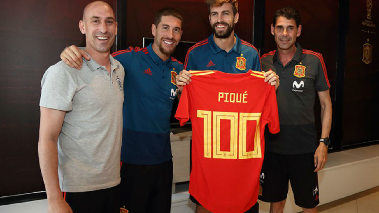Homenaje a Piqué por sus cien partidos con España