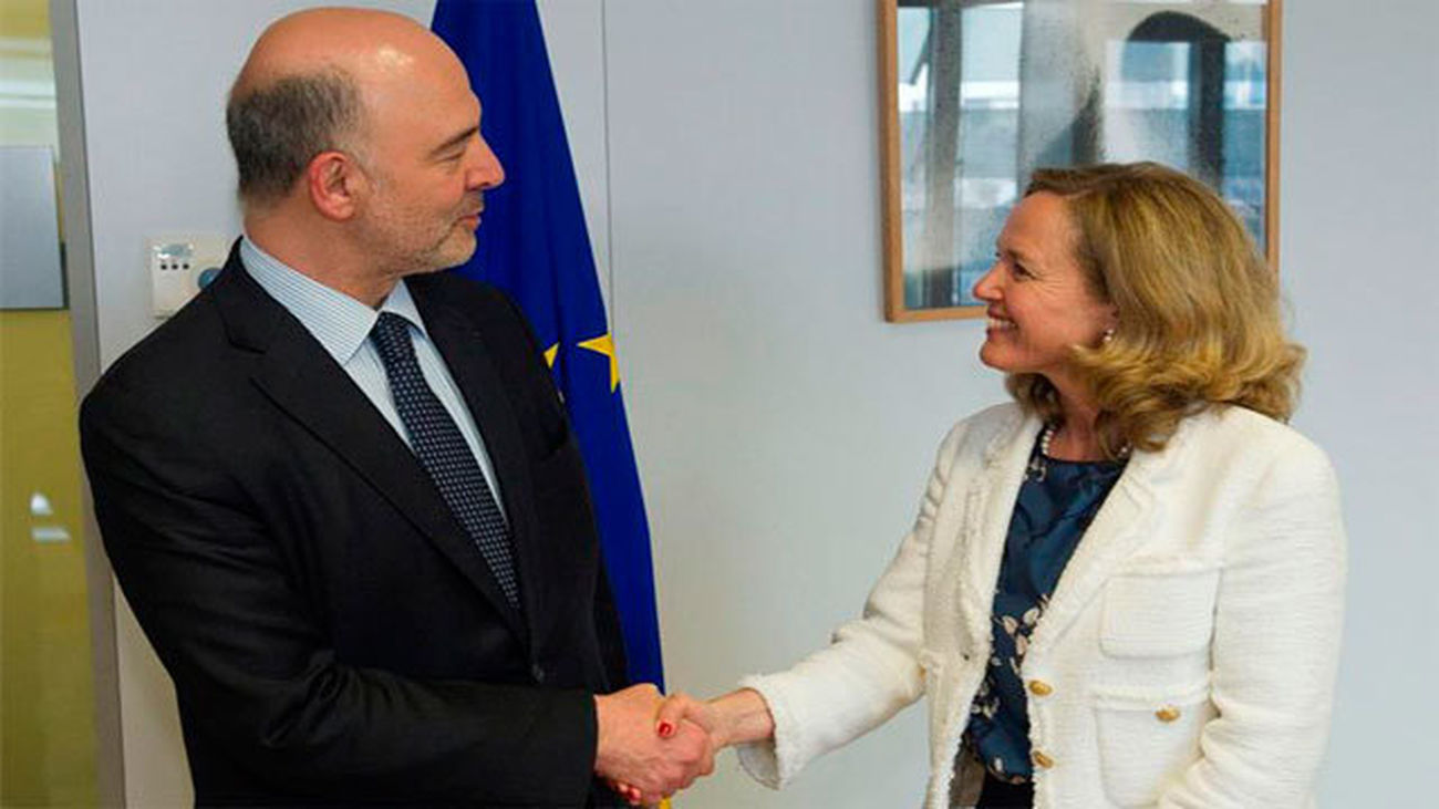 Nadia Calviño con el comisario europeo de Asuntos Económicos, Pierre Moscovici