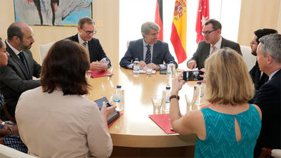 La Comunidad muestra sus oportunidades inversoras al alcalde de Berlín