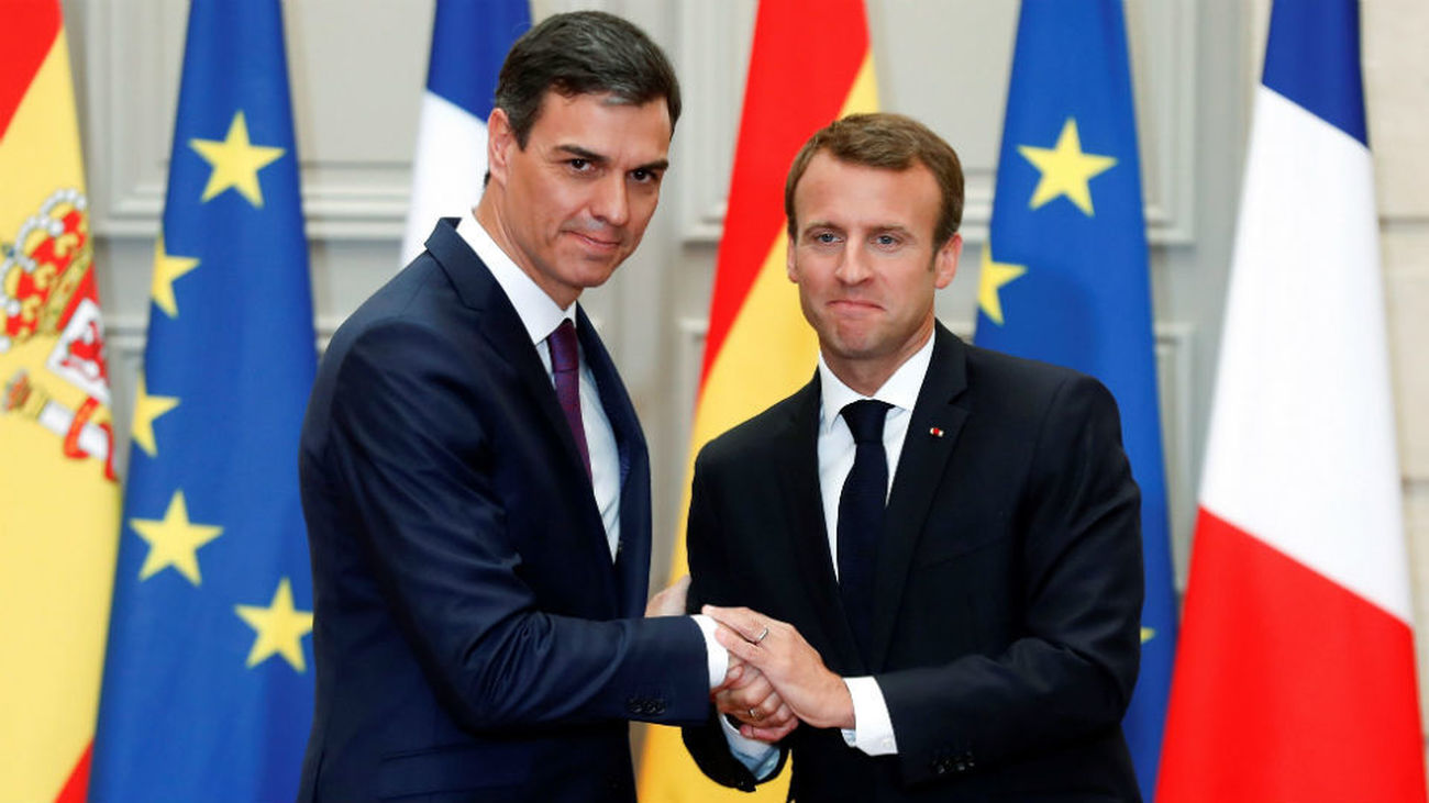 Macron y Sánchez plantean centros de desembarco de inmigrantes en el suelo de la UE