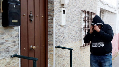 José Ángel Prenda regresa a su domicilio del barrio de Amate de madrugada