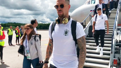 España llega a Kaliningrado en busca del pase y el liderato