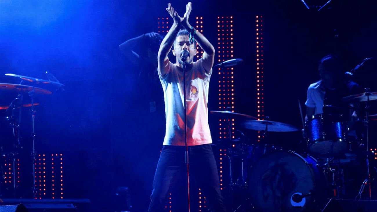 El cantante del grupo Vetusta Morla, Pucho, durante el concierto que han ofrecido esta noche ante 38.000 personas