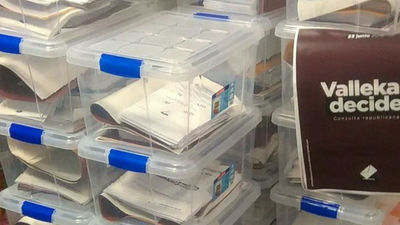 Casi 6.500 vecinos de Vallecas votan a favor de una república en España