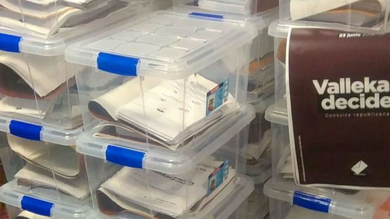 Casi 6.500 vecinos de Vallecas votan a favor de una república en España