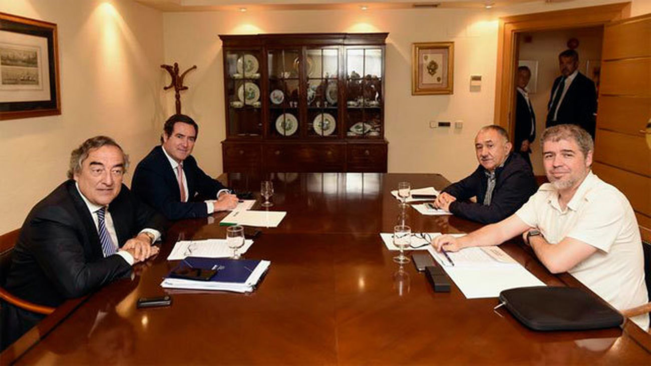 Patronal y sindicatos sellan el alza salarial de hasta el 3% para 2018-2020