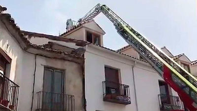Aparatoso incendio de una buhardilla en Valdemoro cercana al Ayuntamiento