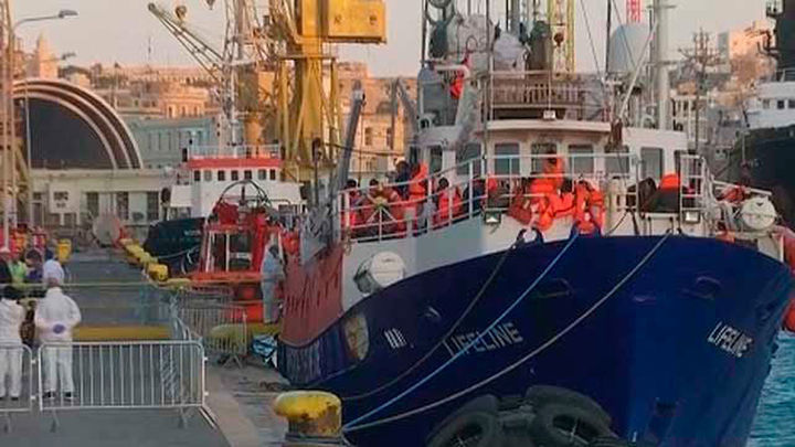 El barco Lifeline con 230 inmigrantes llega a Malta tras seis días de espera