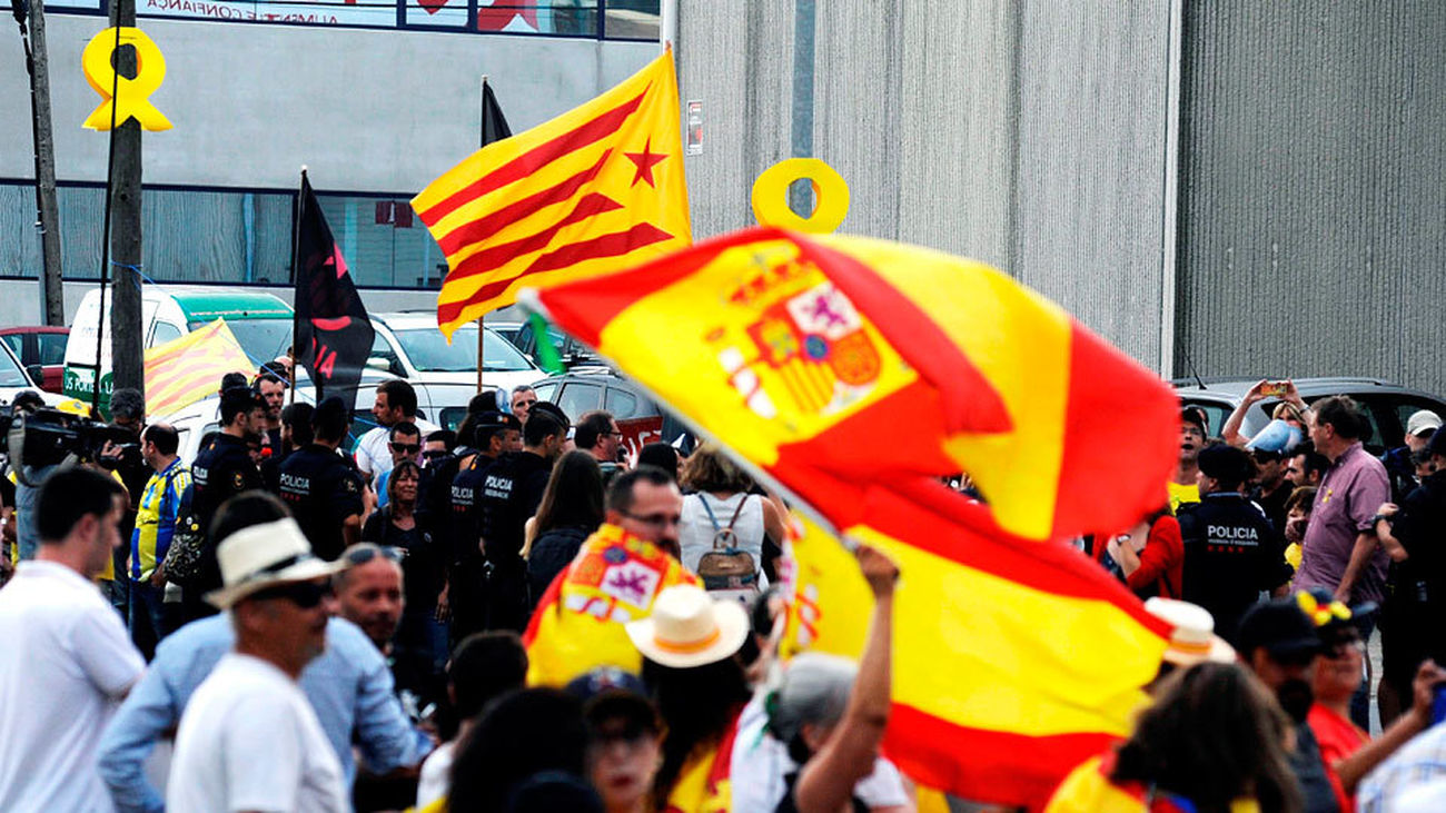 Manifestantes de la formación VOX e independentistas se concentran en  Vilablareix, donde los Reyes Felipe VI y Letizia preside
