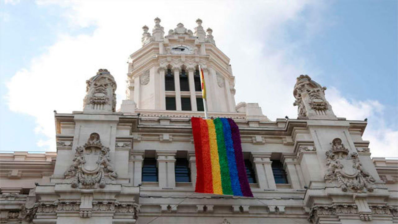 Carmena dice que el Orgullo es "la fiesta de Madrid", capital de "tolerancia y libertad"