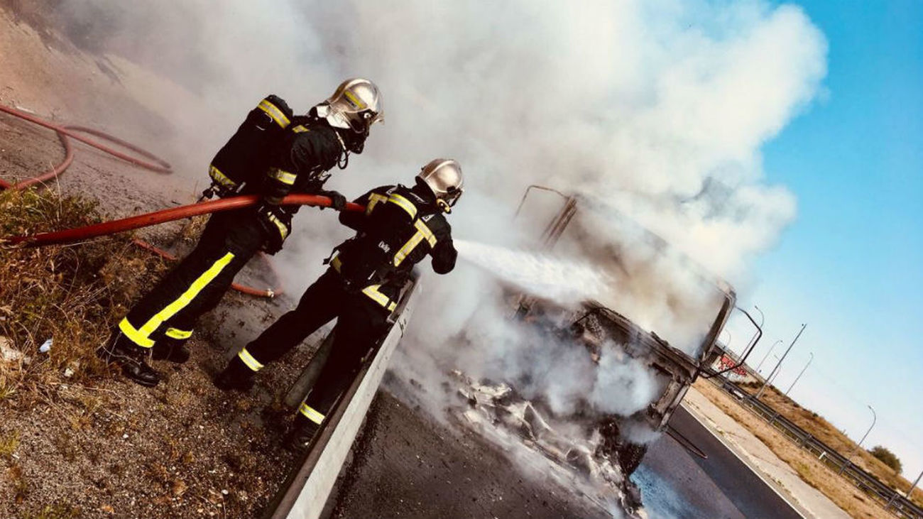 Un camión arde sin heridos en medio de la M-50