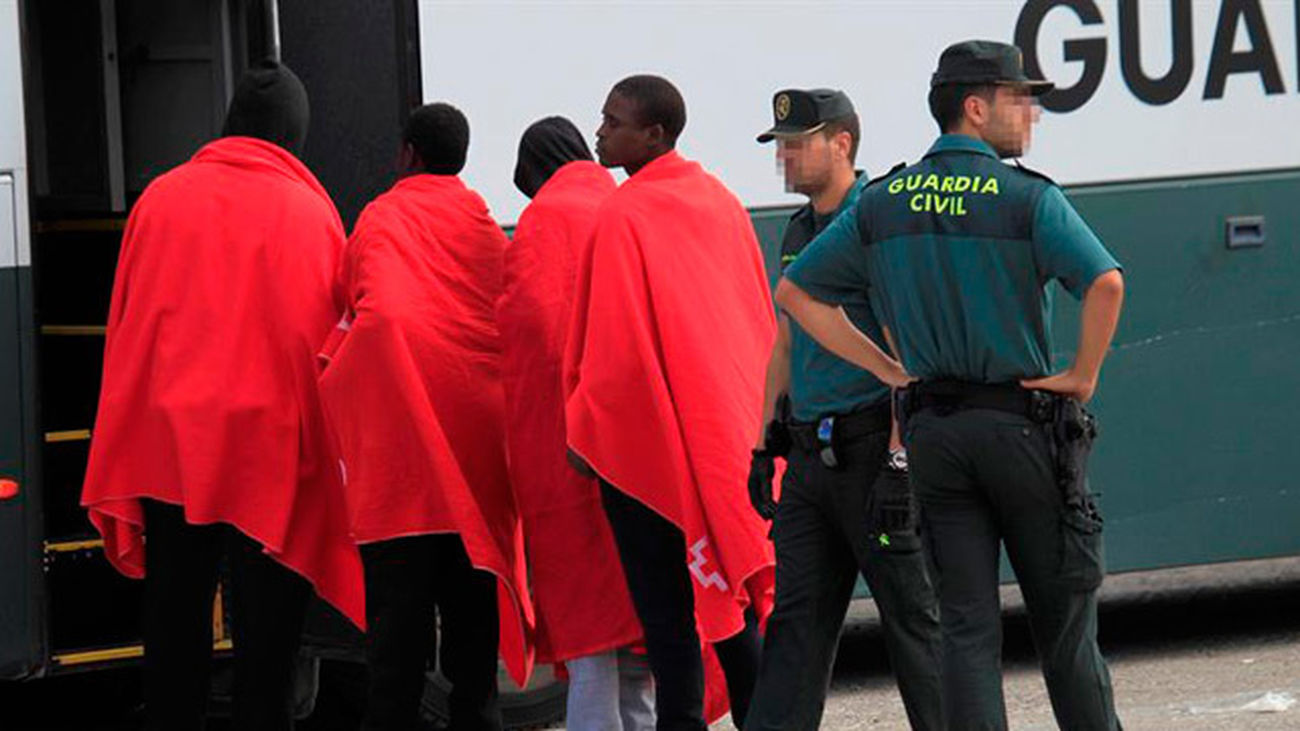 Rescatan a veinte inmigrantes en dos pateras en el Estrecho