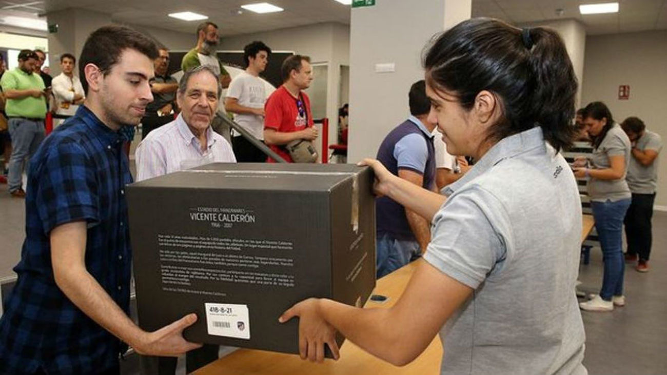 Los abonados del Atleti retiran sus butacas del Calderón