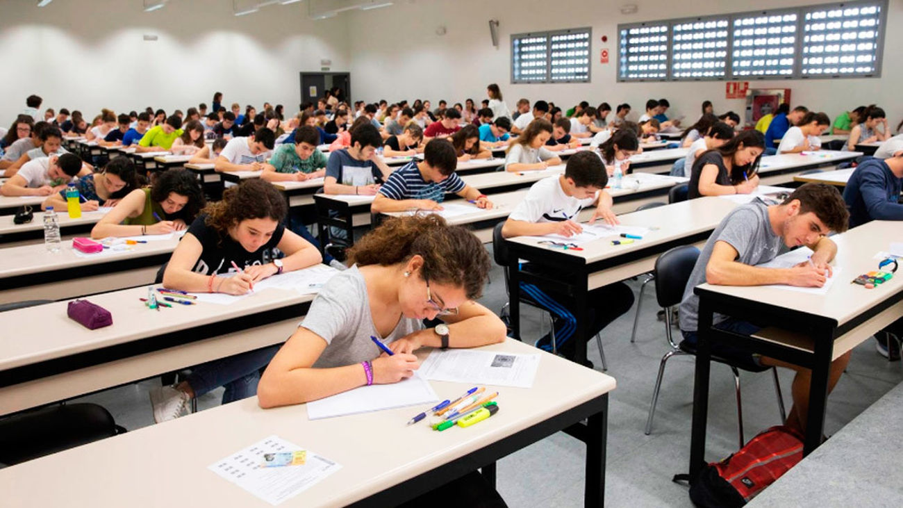 Estudiantes realizando el examen de la EVAU