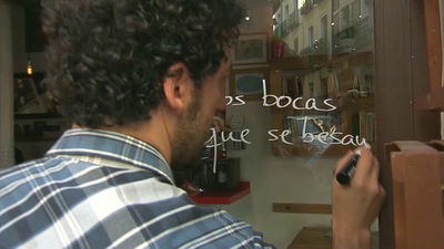 Marwan inunda de versos 20 escaparates  de Lavapiés