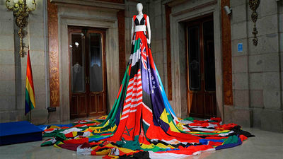 Madrid se viste con el 'Amsterdam Rainbow Dress', un icono contra la intolerancia