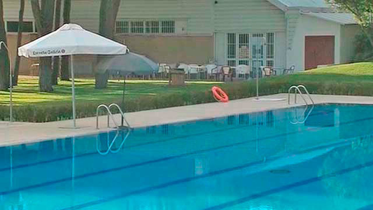 Un niño de 9 años se ahoga en una piscina de Colmenar de Arroyo y 'revive' tras una hora de reanimación
