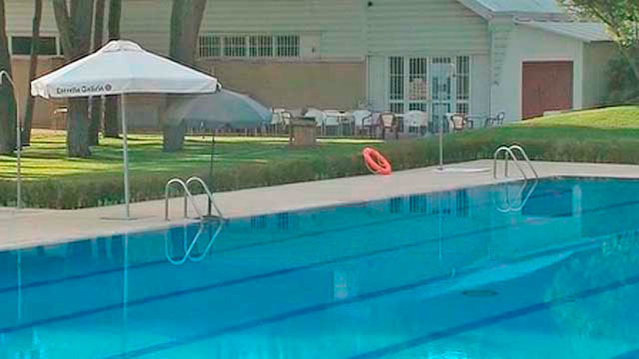 Un niño de 9 años se ahoga en una piscina de Colmenar de Arroyo y 'revive' tras una hora de reanimación