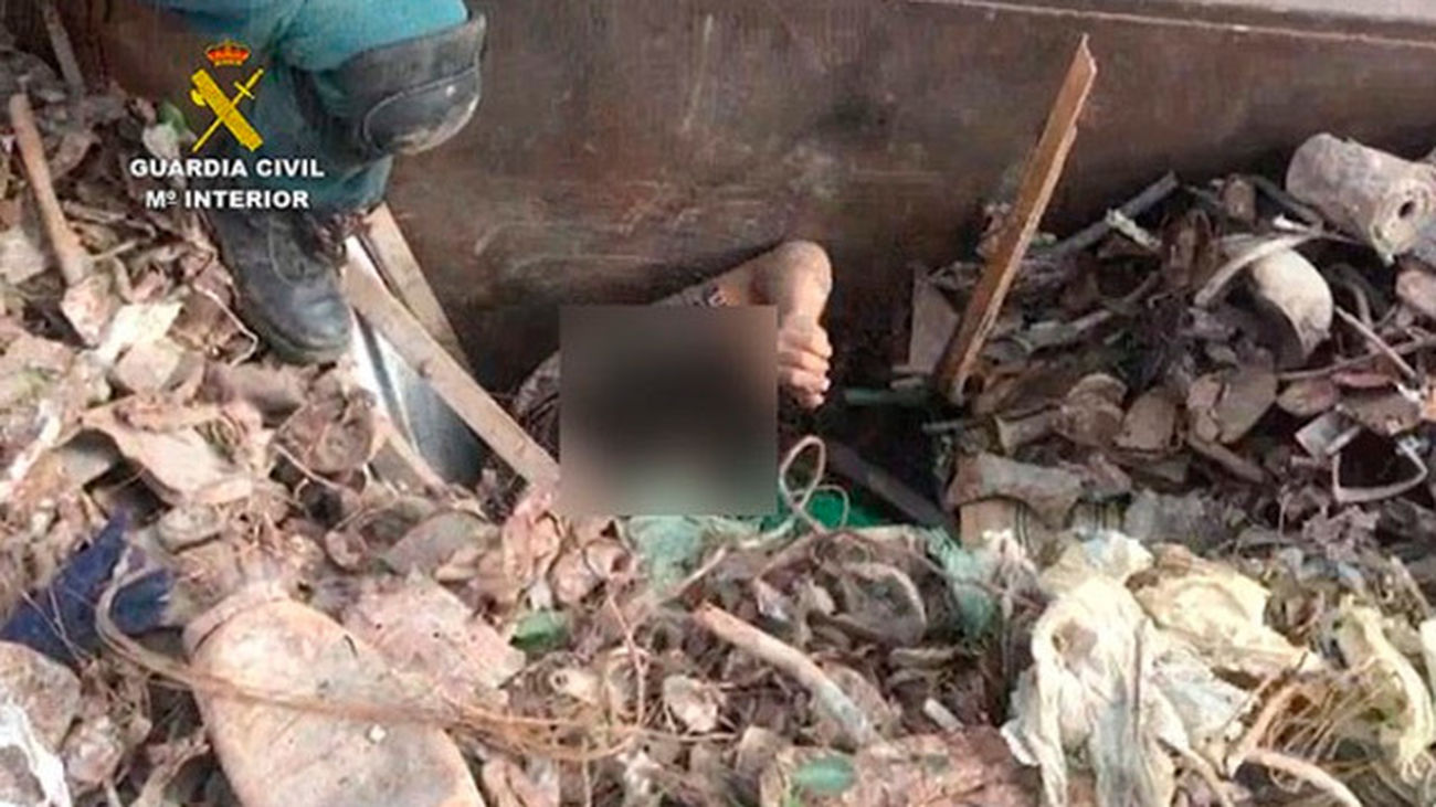 La Guardia Civil ha rescatado a ocho inmigrantes que se encontraban ocultos entre la carga de un camión de chatarra