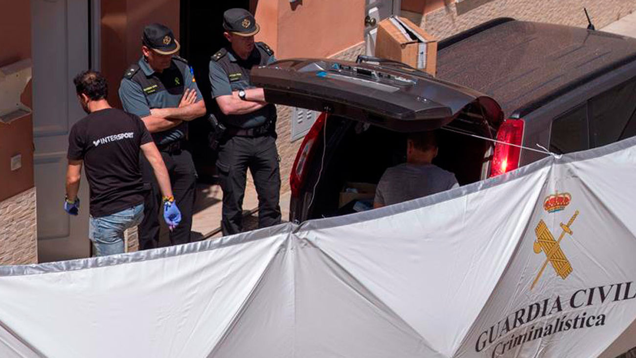 Agentes de la Guardia Civil en la vivienda donde un hombre ha matado supuestamente a su pareja