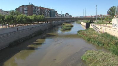 El Ayuntamiento repensará si cierra la presa del Manzanares donde entrenan los remeros
