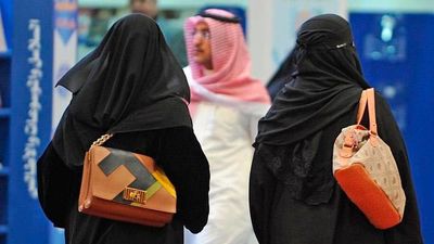 Designan por primera vez a 12 mujeres como notarias en Arabia Saudí