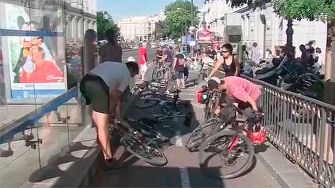 Ciclistas madrileños reclaman mas seguridad al Ayuntamiento en el aniversario de la muerte de Juanjo