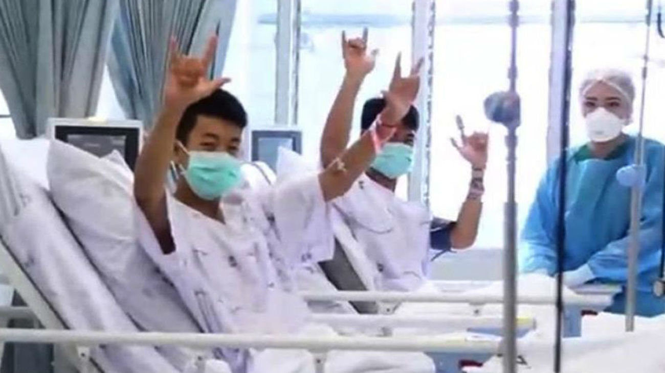 Varios de los niños rescatados de la cueva Tham Luang son atendidos en el hospital