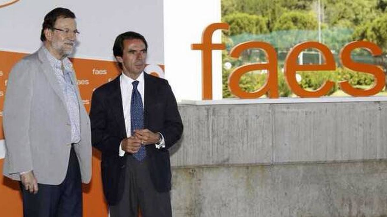 El presidente del Gobierno, Mariano Rajoy, ha coincidido  Jose María Aznar en la clausura del campus FAES, en Guadarrama