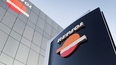 El juez imputa a Repsol y CaixaBank por los encargos a Villarejo