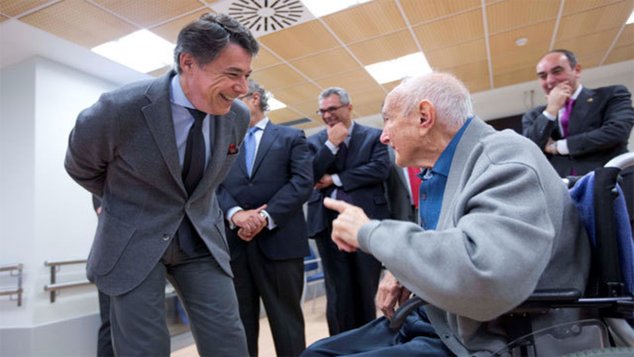 González inaugura en San Blas la residencia 'Adolfo Suarez' para mayores dependientes