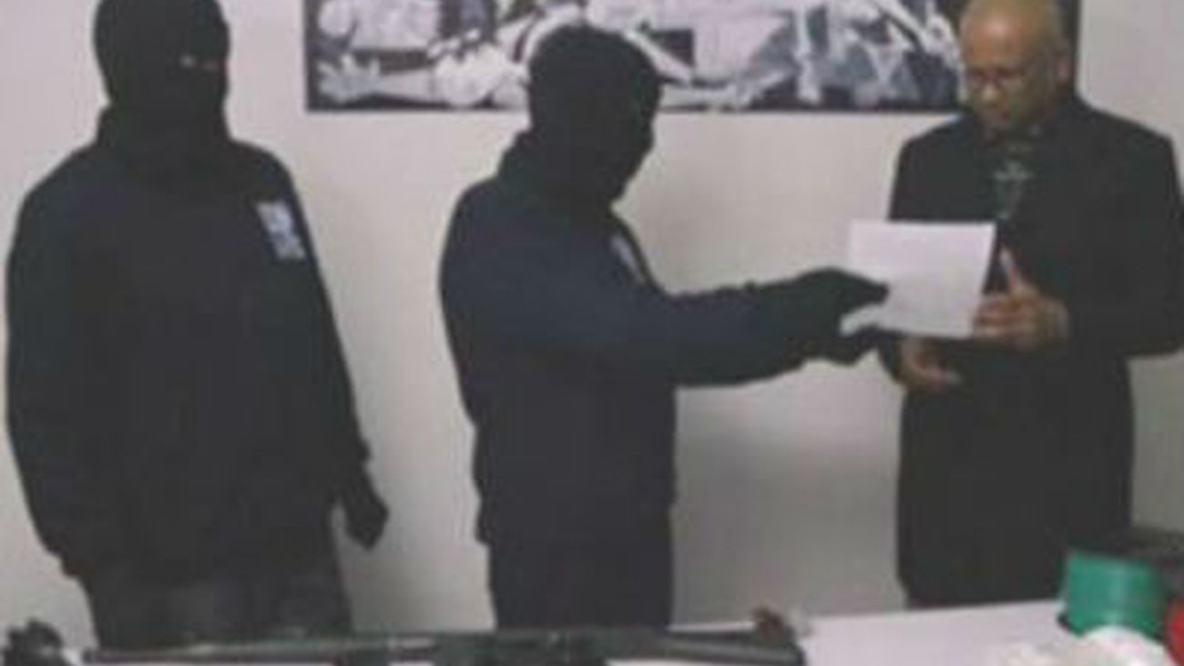 HETA escenifica ante los verificadores la inutilización de parte de su arsenal