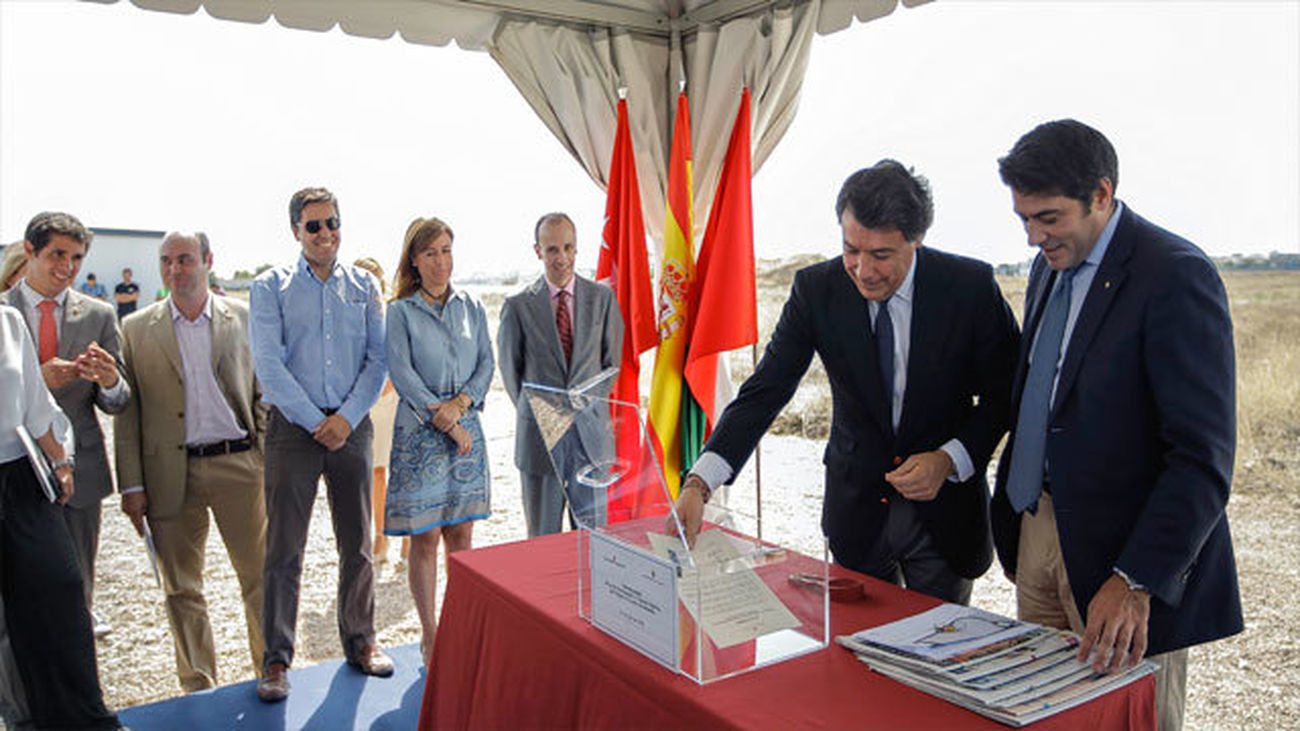 Ignacio González, acompañado por el alcalde de Alcorcón, David Pérez pornen la primera piedra del polígono industrial  El Lucer
