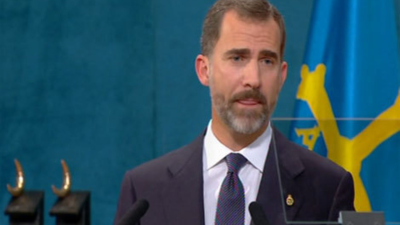 El Príncipe Felipe cumple 46 años rodeado de la familia y de paracaidistas