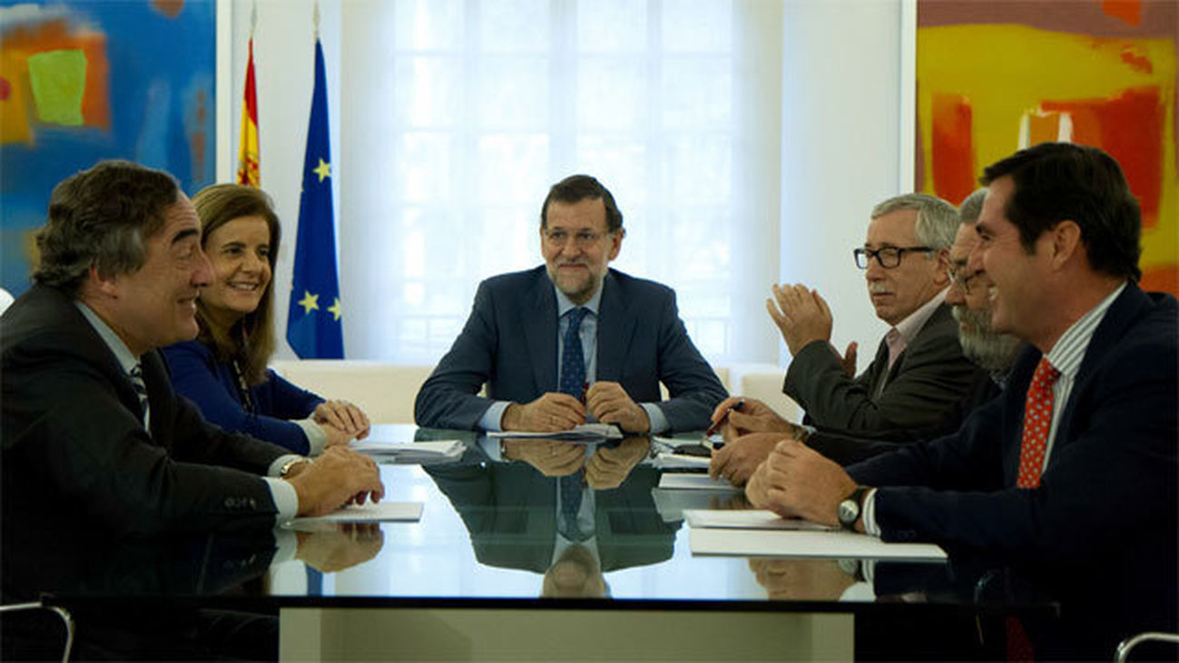 Rajoy y sindicatos firman el pacto de ayuda a los parados de larga duración