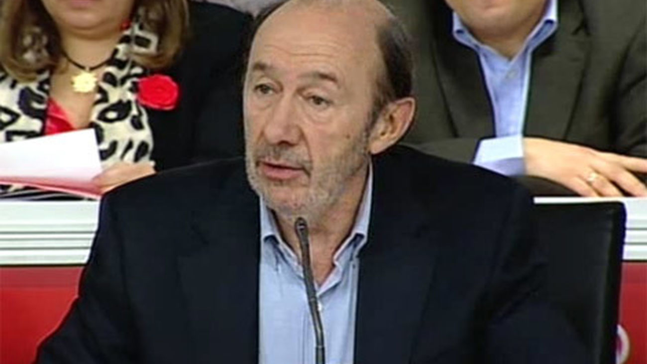 Rubalcaba dice que a Rajoy le sale su "pulso  autoritario" por sus "problemas internos"