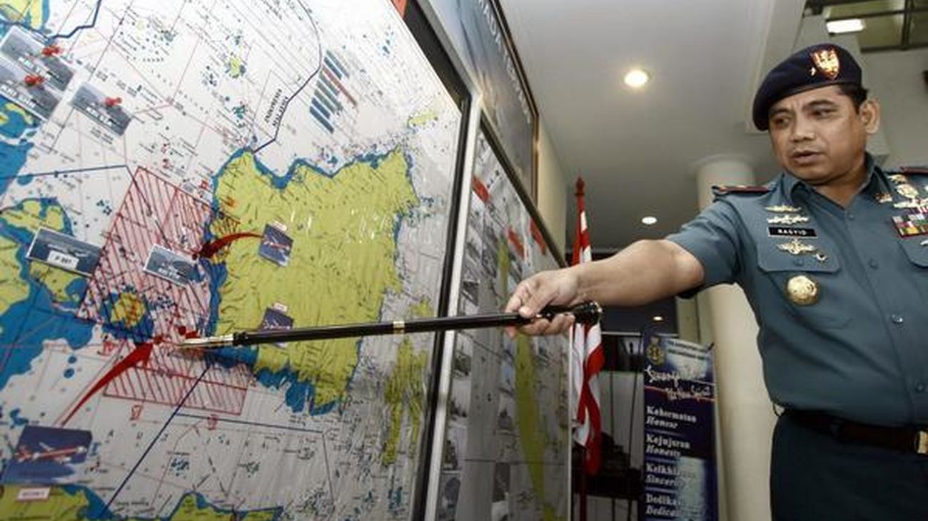 El avión de AirAsia desaparecido podría estar en "el fondo del mar"