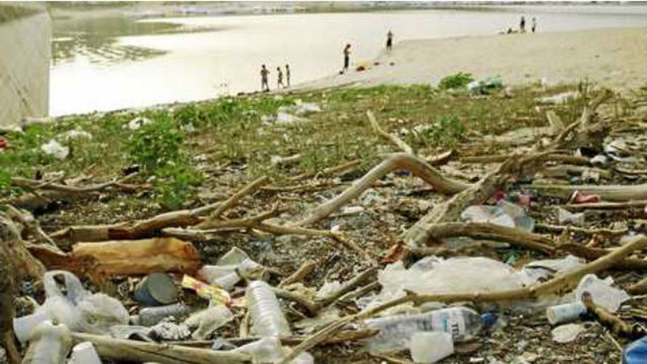 La basura toma la 'playa' de Aldea del Fresno