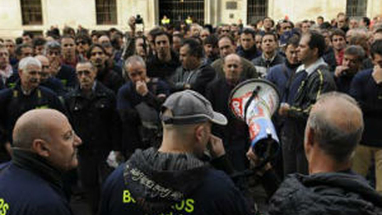 Los bomberos denuncian la "campaña de acoso" contra su compañero detenido