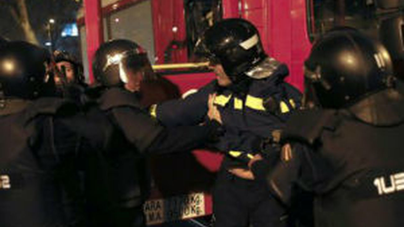 La detencion de un bombero municipal provoca una batalla entre ambos cuerpos