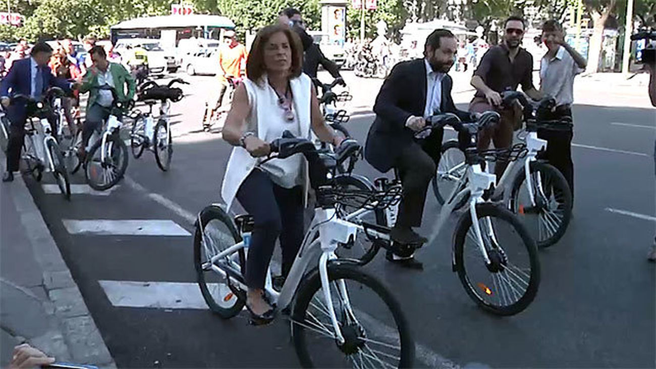 Las bicis eléctricas echan a rodar en Madrid con Ana Botella dando ejemplo