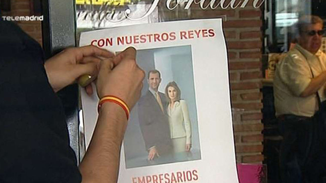 Más de 50.000 fotografías, banderas y pegatinas para "engalanar" Madrid