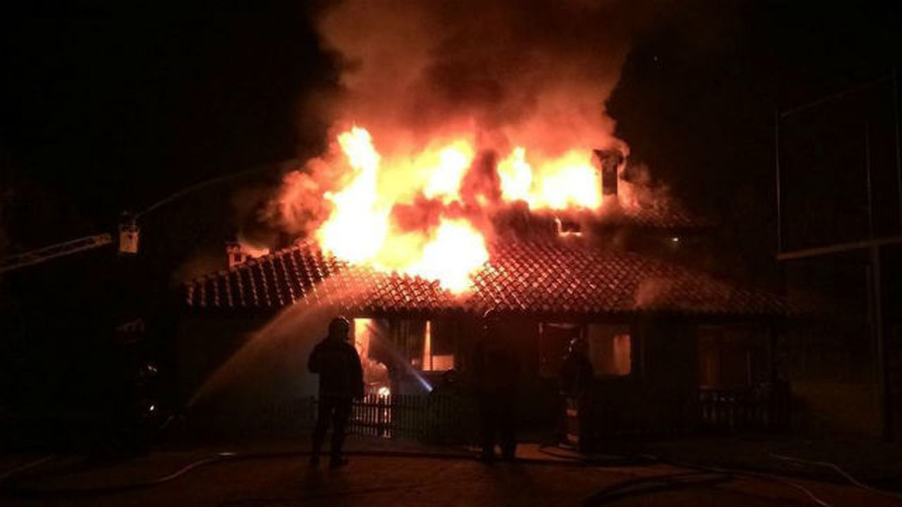 Un incendio consume la práctica totalidad de un chalé en Alcobendas sin causar víctimas