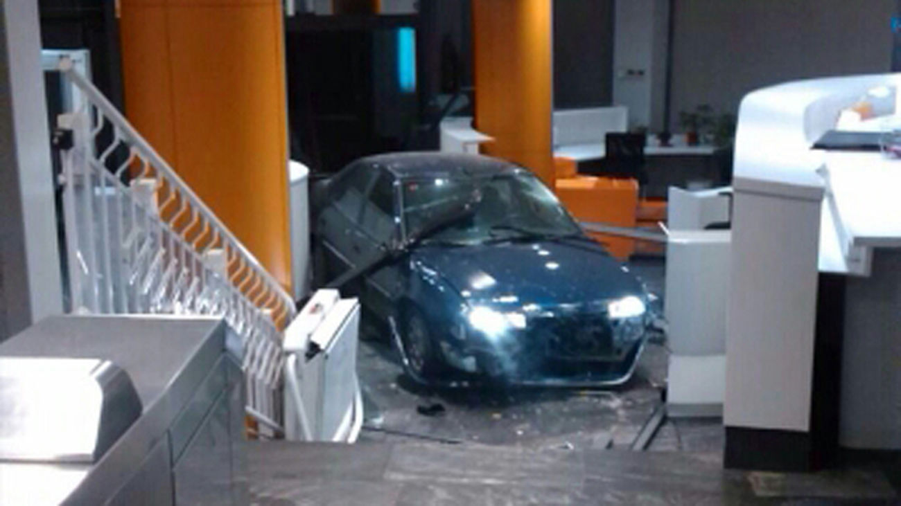 Un joven con problemas mentales empotra su coche contra la sede del PP