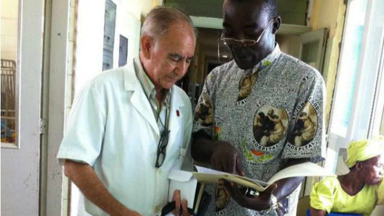 El sacerdote español Miguel Pajares sigue débil a la espera de los resultados del ébola