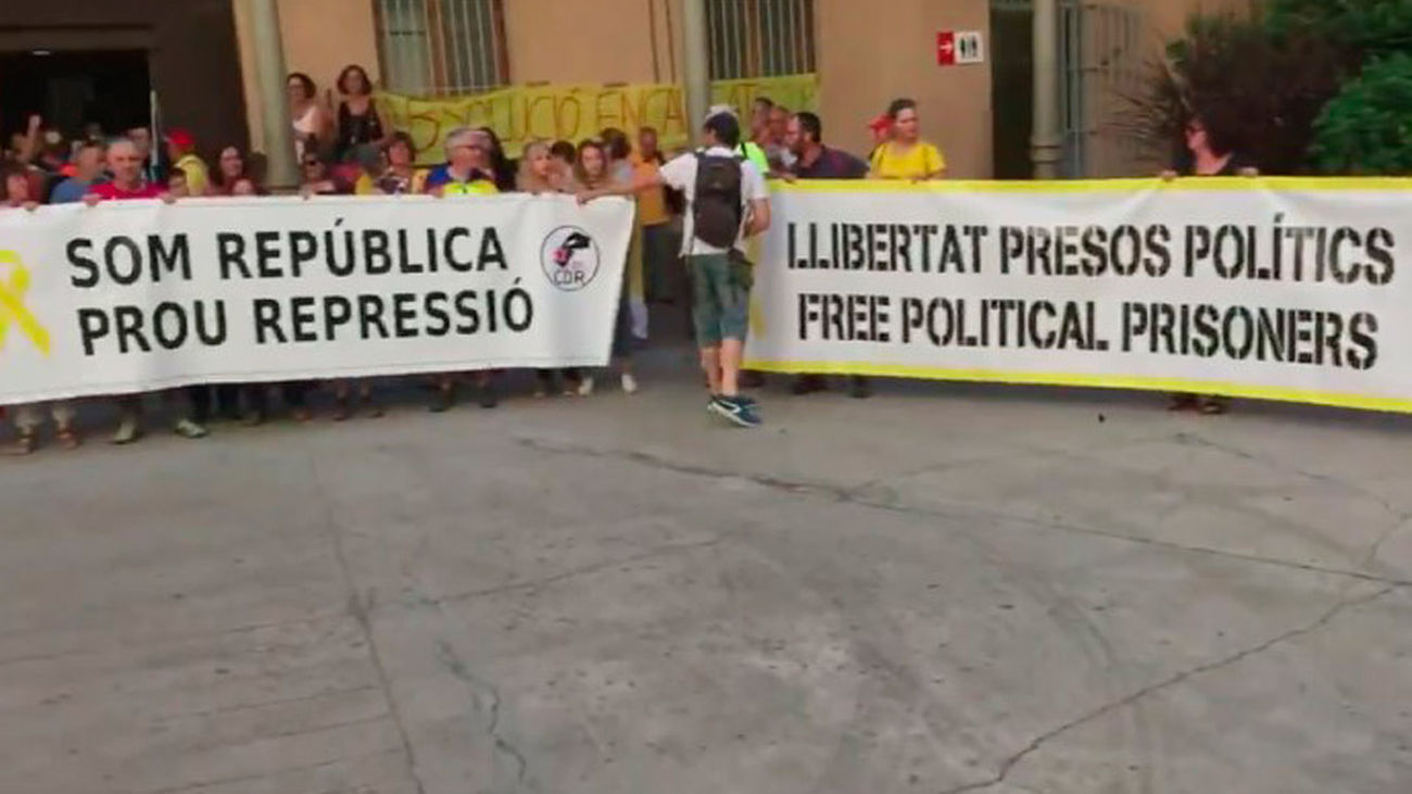 Los CDR entran en la Modelo y cuelgan pancartas reclamando  libertad para los presos soberanistas