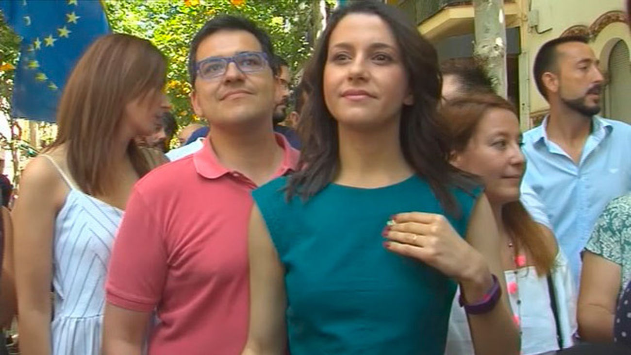 El independentismo recibe a Arrimadas con una monumental pitada en Canet del Mar