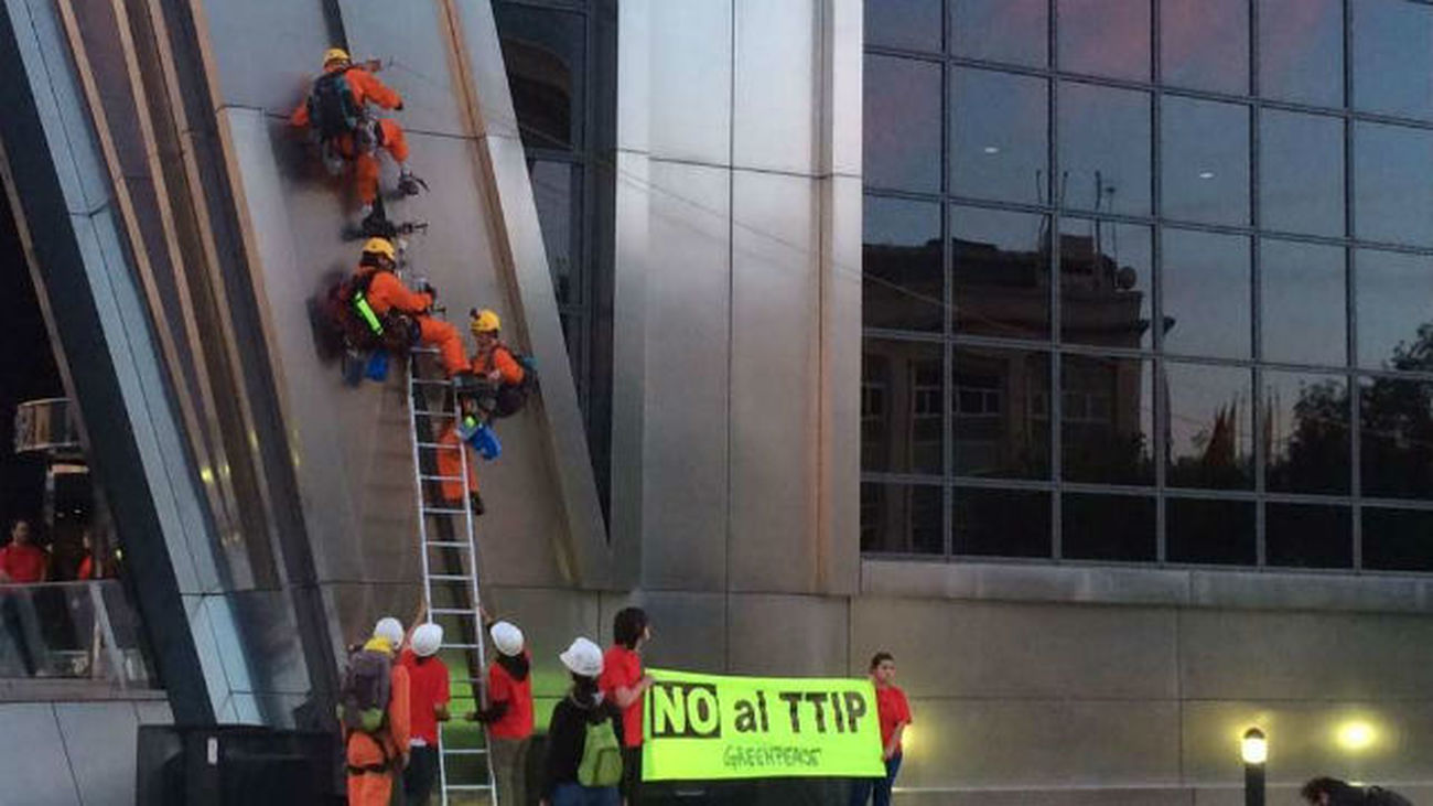 Activistas de Greenpeace escalan las torres KIO para protestar por el Acuerdo de Libre Comercio